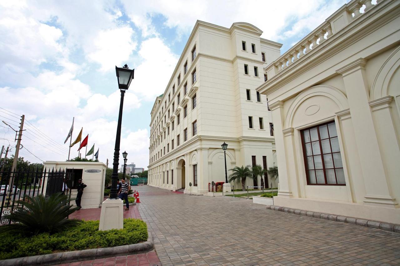 Dlf Club 3 Hotel Gurgaon Eksteriør billede