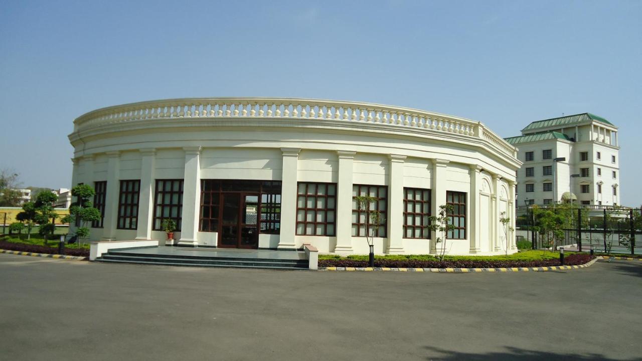 Dlf Club 3 Hotel Gurgaon Eksteriør billede
