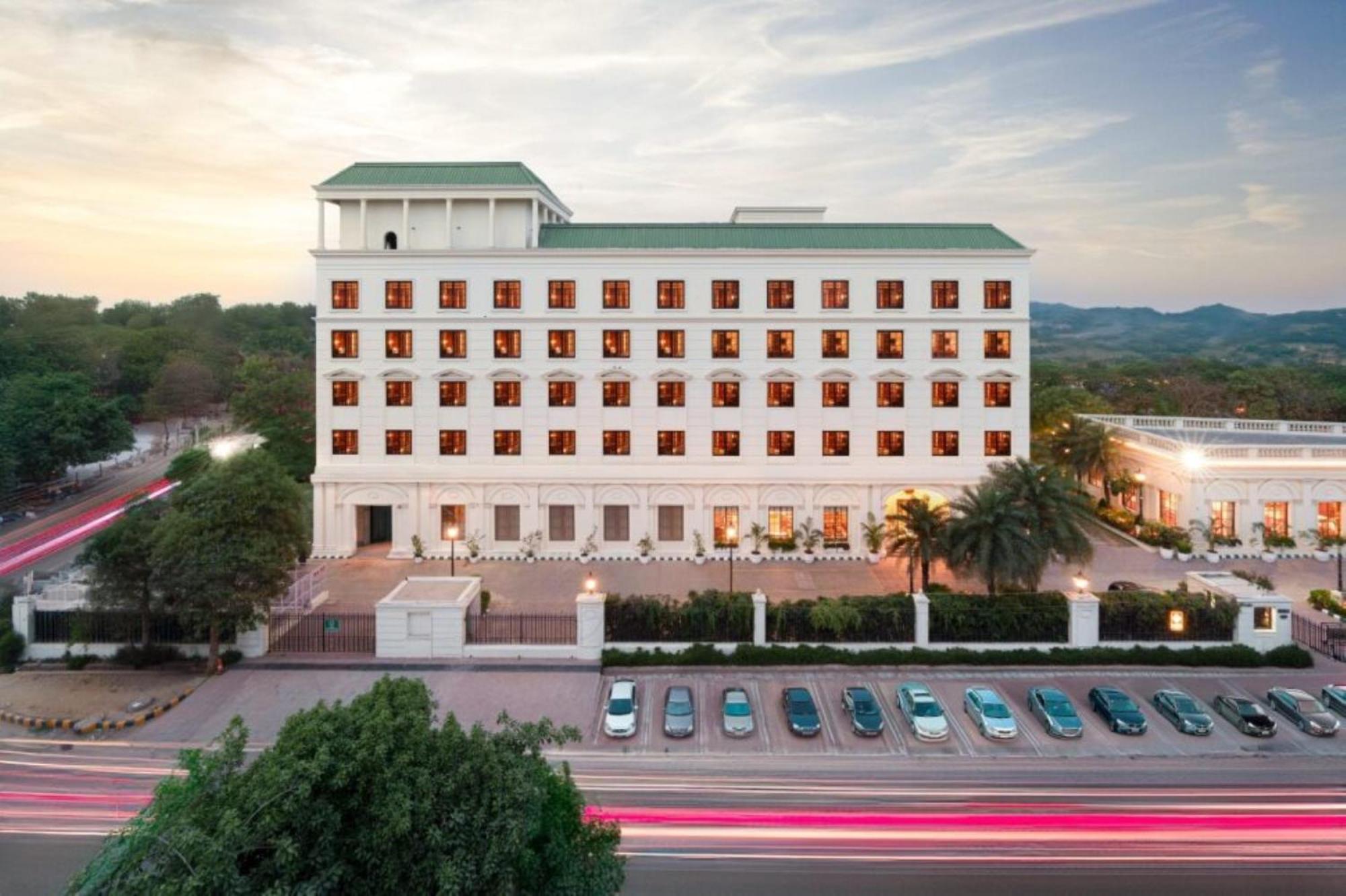 Dlf Club 3 Hotel Gurgaon Eksteriør billede